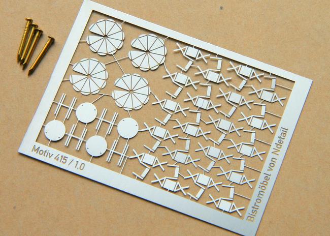 Zahradní stolky se slunečníky